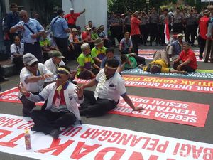 Sopir Taksi dan Angkutan Umum Tuntut Aturan Pelat  Kuning Ditegakkan