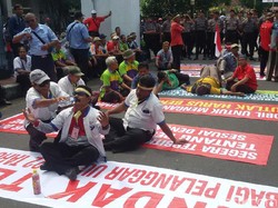 Sopir Taksi dan Angkutan Umum Tuntut Aturan Pelat  Kuning Ditegakkan