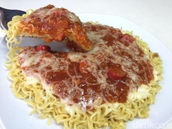 Pizza Mie Saus Bolognese dan Lelehan Keju Bisa Dibuat Sendiri dengan Cara Ini