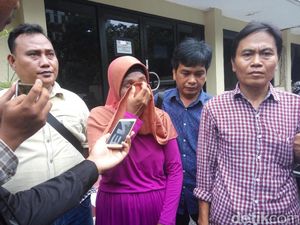 Cerita Ortu Pelajar soal Polisi Foto Bareng Mayat Begal di Lampung