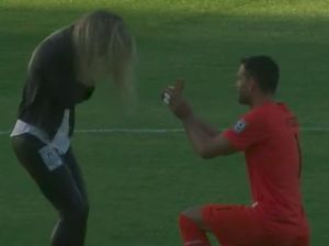 Sebelum Tanding, Kiper Ini Lamar Pacar Dulu