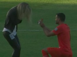 Sebelum Tanding, Kiper Ini Lamar Pacar Dulu