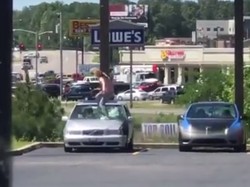 Wanita Injak-injak Kaca Mobil Kekasih yang Selingkuh