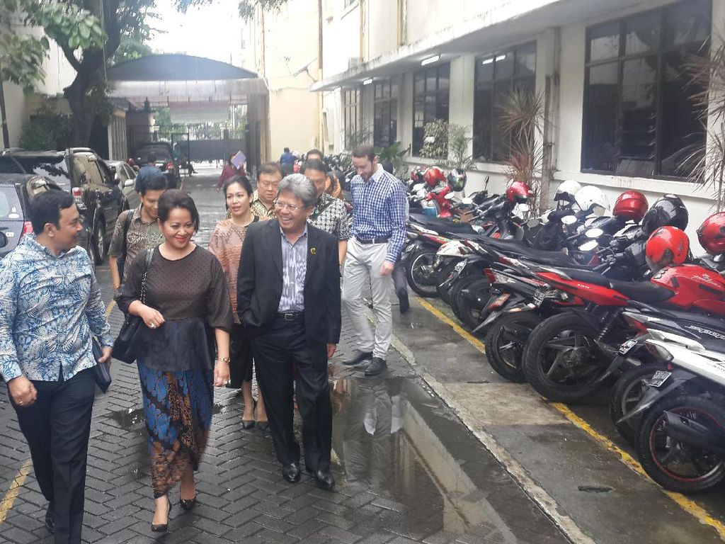 Wakili Alumni Harvard University, Todung Serahkan Petisi Dukung Ahok Wakili Alumni Harvard University, Todung Serahkan Petisi Dukung Ahok