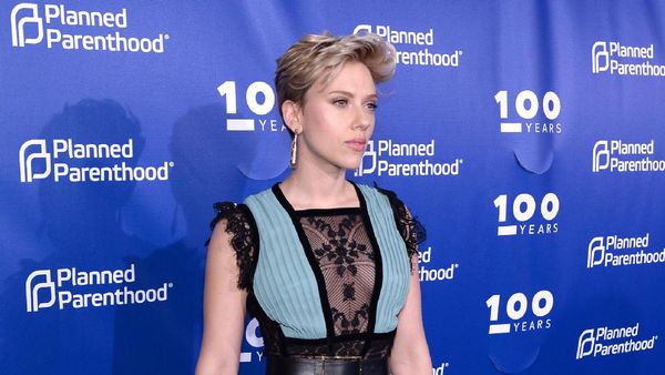 Lady In Blue! Menawannya Scarlett Johansson