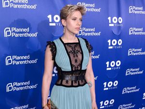 Lady In Blue! Menawannya Scarlett Johansson