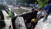 Perbaikan Jembatan Kali Krukut Depok
