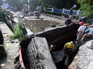 Perbaikan Jembatan Kali Krukut Depok