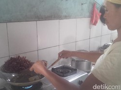 Nasib Marsini Berubah Sejak Jualan Belalang di Gunungkidul