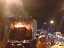 Truk Tronton Berisi Makanan Ringan Terbakar di Pasar Rebo