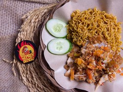 Ayam Goreng Digeprek dan Berselimut Sambal Rawit yang Menggigit