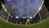 Karim Benzema melakukan tendangan salto namun gagal berujung gol. Reuters/Albert Gea.
