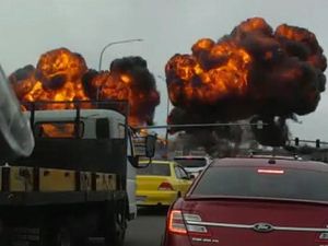 Pesawat Jatuh ke Jalanan Sibuk di AS, Picu Bola Api