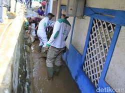 Warga Pasirjambu dan Ciwidey Bersihkan Sisa Lumpur Banjir Bandang