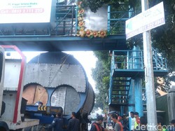 Truk Boiler Tersangkut di Jembatan Sukajadi Bandung