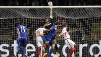 Monaco sempat beberapa kali sempat menciptakan peluang berbahaya namun digagalkan Gianluigi Buffon. Reuters/Eric Gaillard.