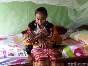Hendak Melahirkan, Ibu Ini Harus Jalan Seharian ke Puskesmas