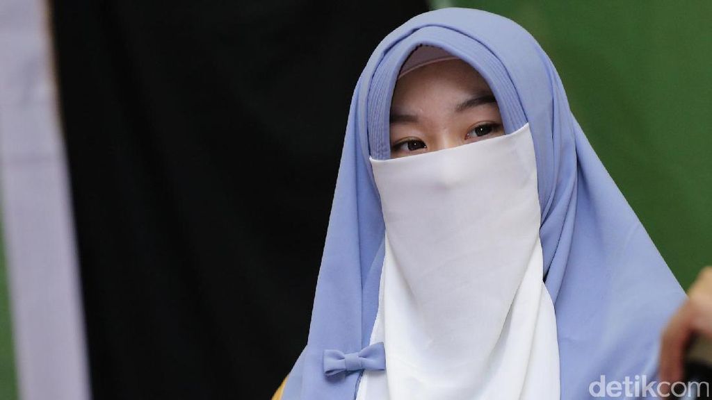 Larissa Chou, Menantu Ustad Arifin Ilham yang Kini Bercadar Larissa Chou, Menantu Ustad Arifin Ilham yang Kini Bercadar