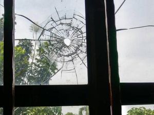 Insiden Tertembaknya Rumah Jazuli Diduga dari Senpi Laras Panjang Insiden Tertembaknya Rumah Jazuli Diduga dari Senpi Laras Panjang