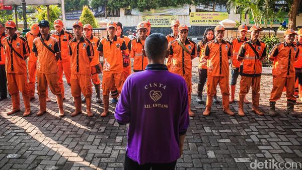 Potret Keseharian Para Pembersih Jakarta