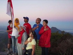 Mahasiswa Indonesia Kibarkan Merah Putih di Gunung Australia