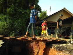 Melihat Jembatan Pitara Depok yang Ambles