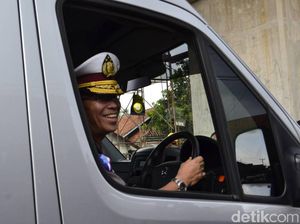 Begini Gaya Kakorlantas Polri Nyetir Mobil