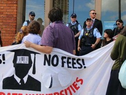 Protes, Mahasiswa Australia Lempar Serbet Ke Menteri Pendidikan