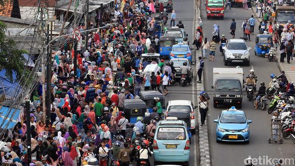 PKL Bikin Semrawut Pedestrian Tanah Abang