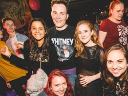 Foto Gadis dengan Tangan 2 Meter Ini Bikin Ribuan Netizen Bingung