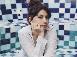 Tatapan Cassandra Lee Bikin Deg-degan