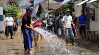 Warga Bersihkan Sisa Lumpur Pasca Banjir Bandang Ciwidey