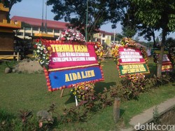 Polda Jabar Banjir Karangan Bunga, Perajin : Alhamdulillah
