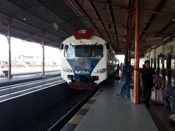 Tim Medis Cantik Kereta Rail Clinic Singgah di Pasuruan, Warga Antre