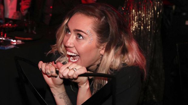 Miley Cyrus Diduga Tinggal Serumah dengan Kaitlynn Carter