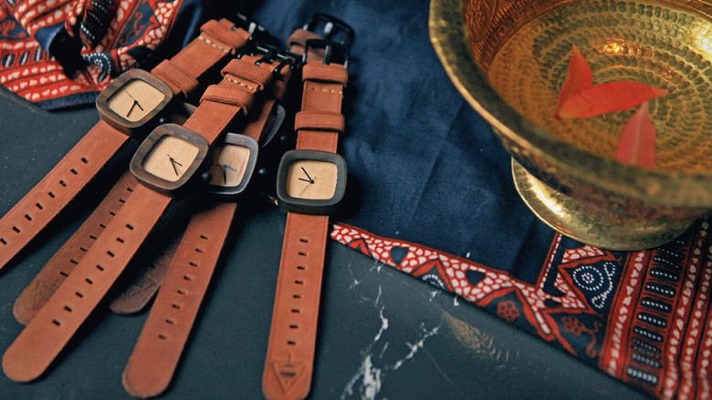 Bikin Jam Tangan Kayu, Pria Ini Raup Omzet Rp 48 Juta/Bulan Bikin Jam Tangan Kayu, Pria Ini Raup Omzet Rp 48 Juta/Bulan