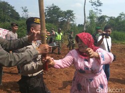 Begini Cara Dausri Melawan Eksekutor Lahan Tol Batang - Semarang