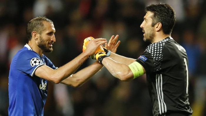 Football Soccer - AS Monaco v Juventus - UEFA Champions League Semi Final First Leg  - Stade Louis II, Monaco - 3/5/17 Juventus Gianluigi Buffon celebrates with Giorgio Chiellini  after the match Reuters / Jean-Paul Pelissier Livepic