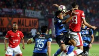Willian Pacheco berebut bola dengan beberapa pemain Madura United.