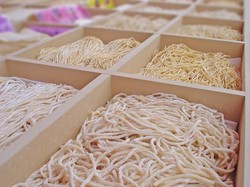 Wanita Ini Kembangkan Mie Berbahan Ulat Sutra!