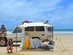 Berkeliling Australia Demi Pungut Sampah Plastik