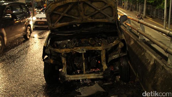 Daihatsu Xenia Terbakar di ITC Roxy Mas