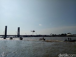 Polri, TNI, dan SAR Gelar Simulasi Penyelamatan di Jembatan Ampera