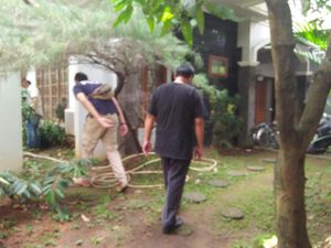 Momen Polisi Cari Benda yang Lubangi Kaca Rumah Jazuli Juwaini