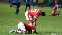 Para pemain Persija tampak kecewa dengan kekalahan tersebut. 