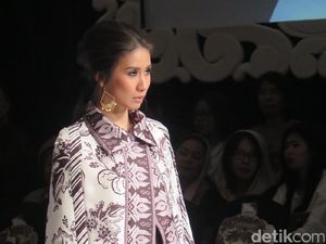 Pesona Tabrak Motif Bali di Koleksi Bergaya Boho Karya Denny Wirawan