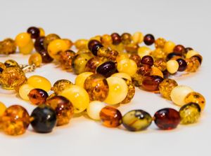 Kalung Amber untuk Atasi Sakit pada Bayi yang Tumbuh Gigi, Benarkah Efektif?