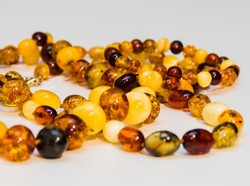 Kalung Amber untuk Atasi Sakit pada Bayi yang Tumbuh Gigi, Benarkah Efektif?