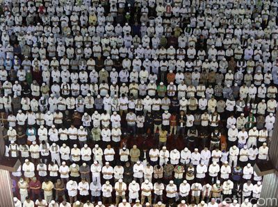 Sebelum Aksi 55, Massa Salat Jumat di Istiqlal