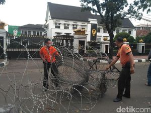 Aksi 55 Bubar, Petugas Barrier Polda Metro Angkut Kawat Berduri